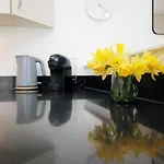 No 2 Under The Clock By Ssw - 2Br, Right In The City Centre, Sleeps 6