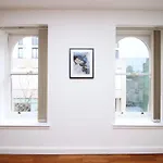 No 2 Under The Clock By Ssw - 2Br, Right In The City Centre, Sleeps 6