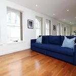 No 2 Under The Clock By Ssw - 2Br, Right In The City Centre, Sleeps 6